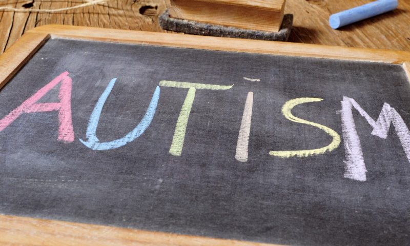 عملکرد شناختی کند و ارتباط آن با اوتیسم